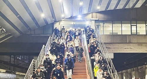 2024年鐵路春運(yùn)今日啟動(dòng)，旅客進(jìn)入站臺(tái)準(zhǔn)備乘車。人民網(wǎng)記者 喬雪峰攝