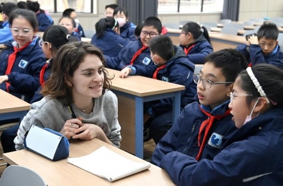  2023年12月18日，在西安新城區(qū)后宰門小學(xué)進(jìn)行的中法校園文化周法語(yǔ)語(yǔ)言沙龍上，西安法語(yǔ)聯(lián)盟的老師與學(xué)生進(jìn)行互動(dòng)。新華社記者 劉瀟 攝