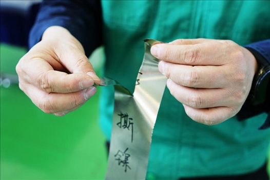 0.05毫米“手撕鎳”。 李羊攝