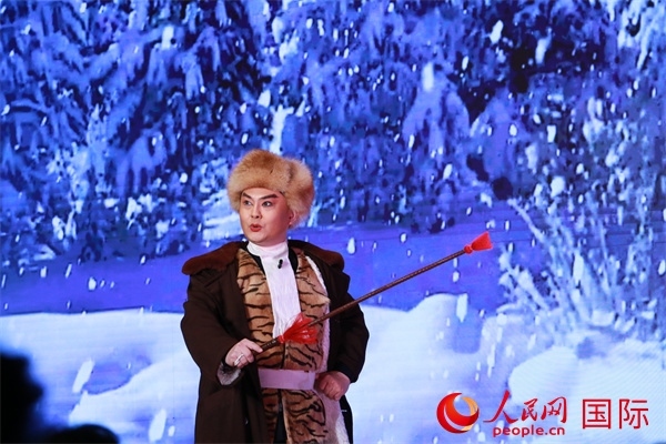 現(xiàn)代京劇《智取威虎山》選段《打虎上山》。人民網(wǎng) 許可攝