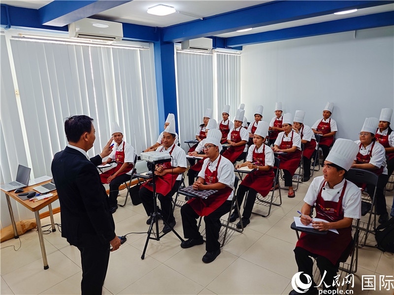 教師向學員授課。人民網(wǎng)記者 謝佳君攝