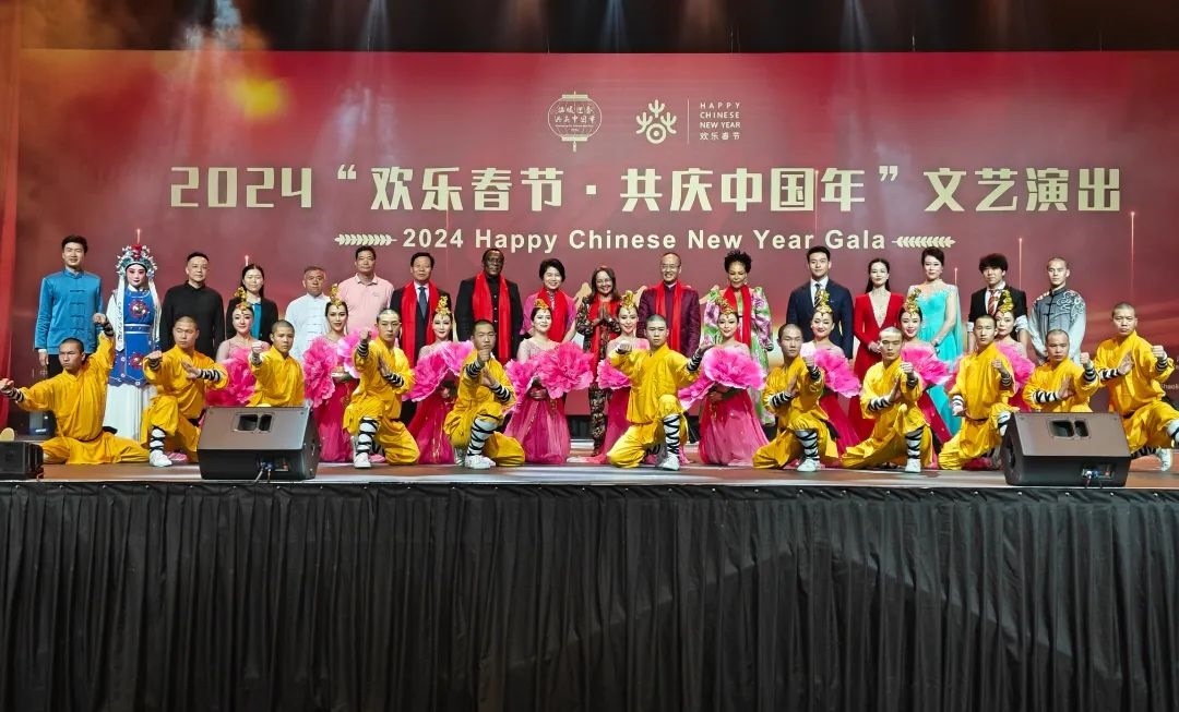 全體嘉賓和演員合影。中國駐南非大使館供圖