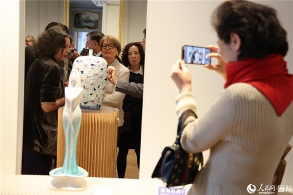 嘉賓和公眾參觀“絲路瓷行”——中國景德鎮(zhèn)陶瓷文化特展。人民網記者 尚凱元攝