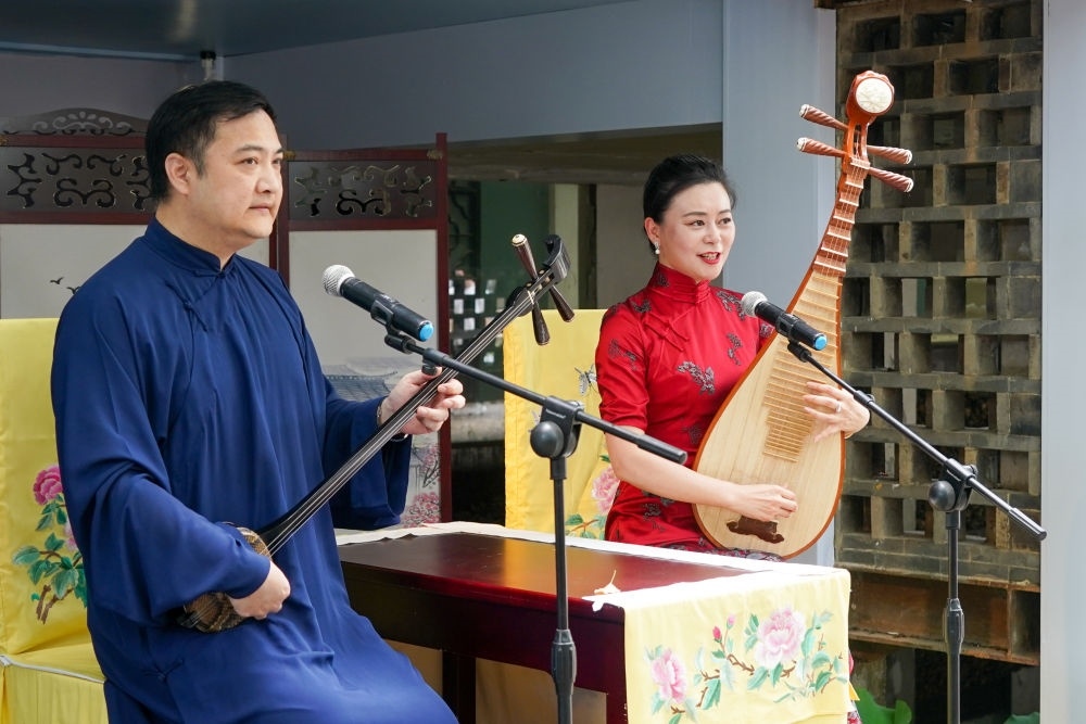 評彈藝人在蘇州平江路上的一家評彈店內進行表演（2023年7月7日攝）。新華社記者 李博 攝