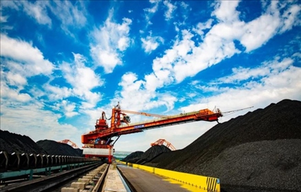 國家能源集團黃驊港煤堆場堆料機正在作業(yè)。受訪者供圖