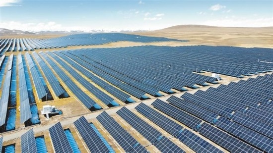 西藏華電色尼區(qū)12萬千瓦光伏發(fā)電項目電力保供項目航拍。趙書彬攝