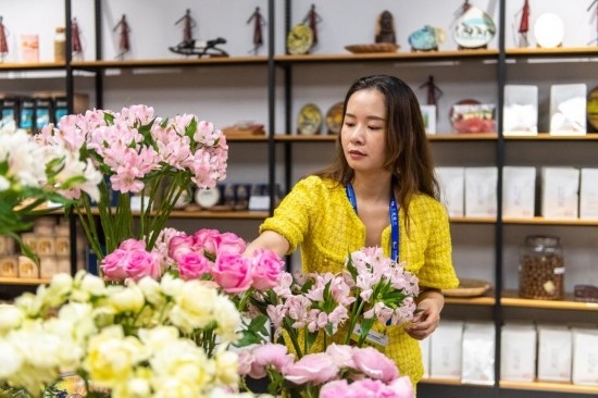 2023年7月1日，在位于湖南省長沙市的湖南高橋大市場，中非經貿博覽會常設展館展區(qū)肯尼亞館工作人員在整理產自非洲的鮮花。新華社記者 陳思汗 攝