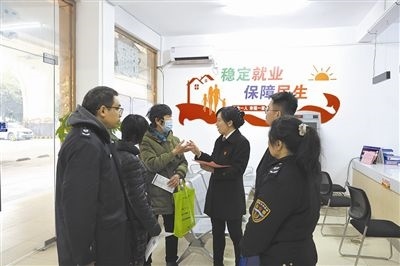  圖③：調(diào)解后，法官現(xiàn)場(chǎng)向當(dāng)事人做釋法析理工作。