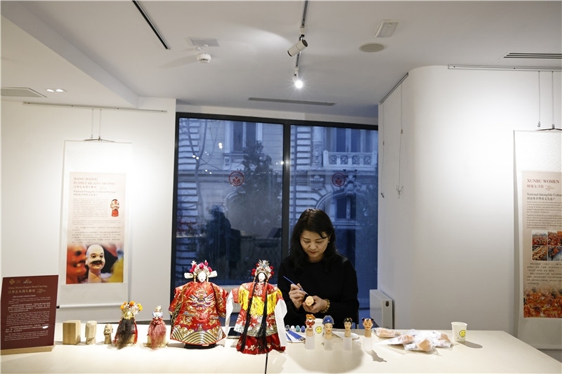 中國泉州的非遺大師制作江加走木偶頭雕刻。 布加勒斯特中國文化中心供圖_副本