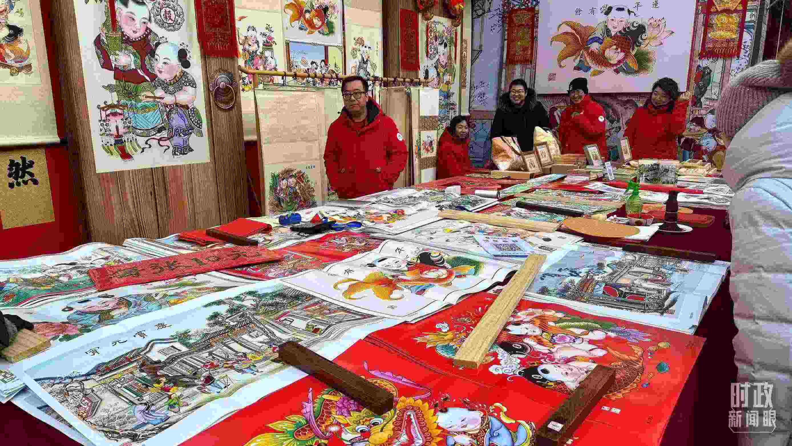 △市民們正在天津古文化街選購年畫。（總臺(tái)央視記者黎兵拍攝）