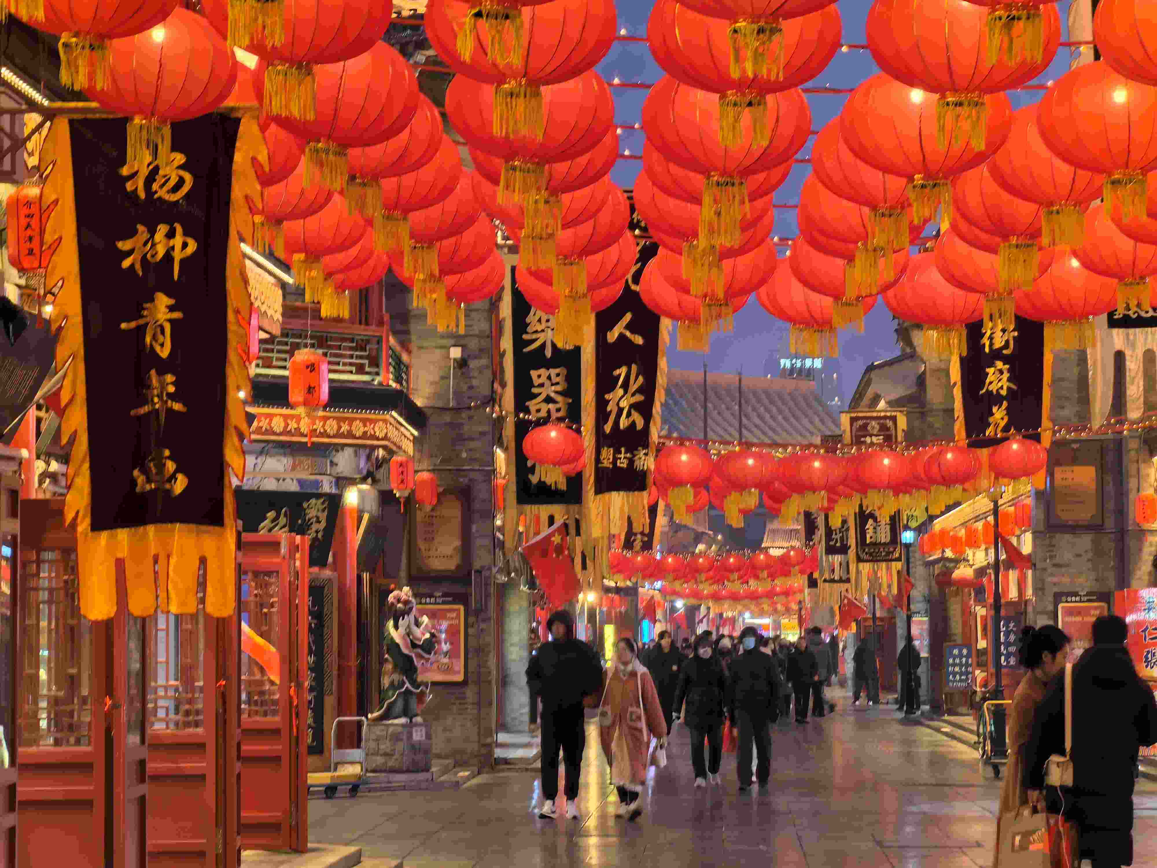 △春節(jié)臨近，古文化街上年味兒漸濃。（總臺央廣記者潘毅拍攝）