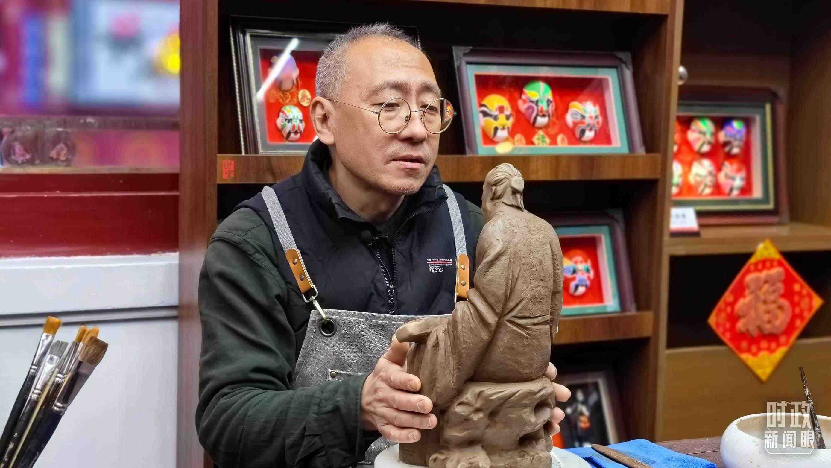 △“泥人張”的匠人正在雕塑。（總臺(tái)央視記者潘毅拍攝）