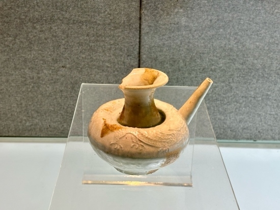 德化縣陶瓷博物館收藏的龍紋軍持。人民網(wǎng)記者 金慧慧攝