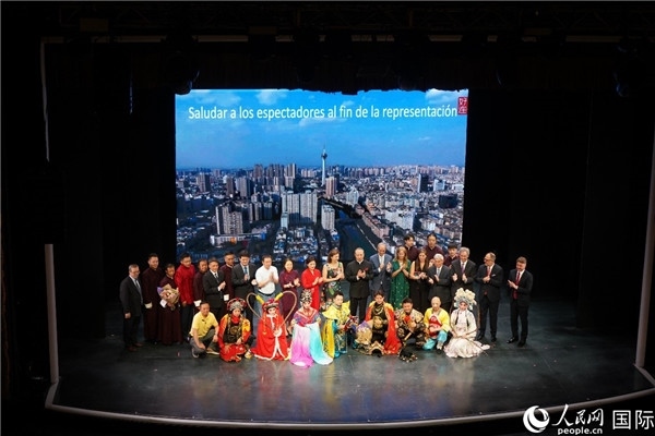 圖為王衛(wèi)大使與蒙迪諾外長等嘉賓登臺祝賀。人民網記者 許放攝