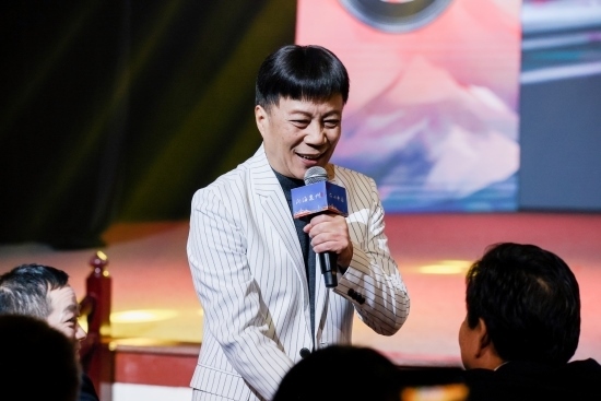 “何以中國·向海泉州”網(wǎng)絡(luò)主題活動現(xiàn)場，陳百潭演出時與觀眾互動。泉州廣播電視臺供圖