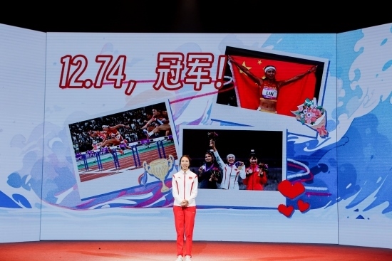 “何以中國·向海泉州”網(wǎng)絡(luò)主題活動現(xiàn)場，林雨薇講述奪冠經(jīng)歷。泉州廣播電視臺供圖