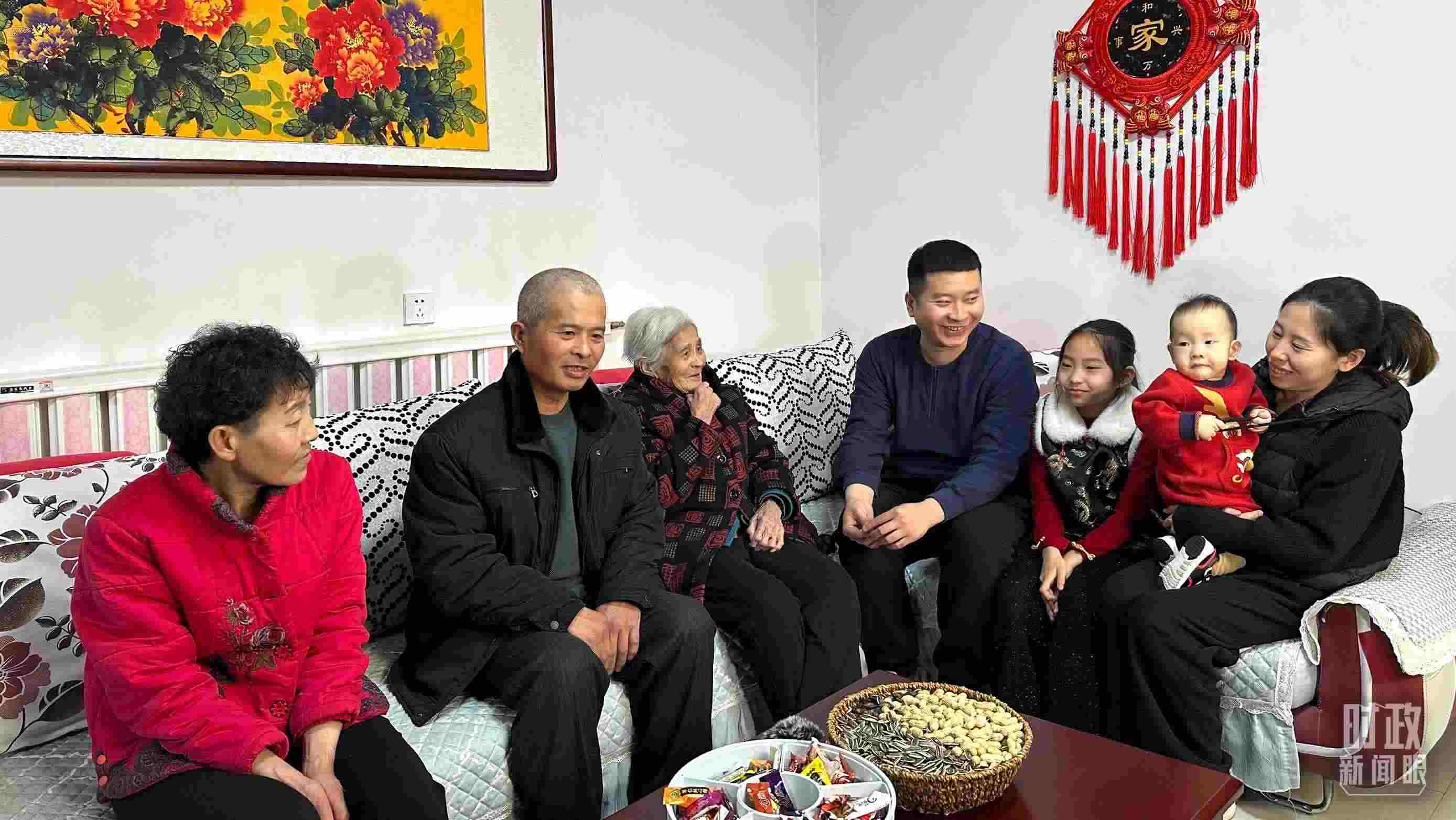 △第六埠村村民杜洪剛一家。（總臺央視記者趙化拍攝）