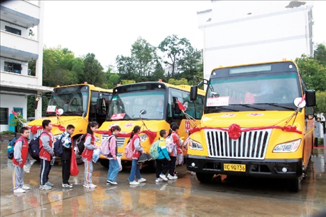 △2023年9月28日，湖北竹山縣校園直通車全域開通后，學(xué)生在有序排隊(duì)乘車。第二批主題教育開展后，竹山縣將實(shí)施農(nóng)村道路暢通工程作為為民辦實(shí)事的重要內(nèi)容。