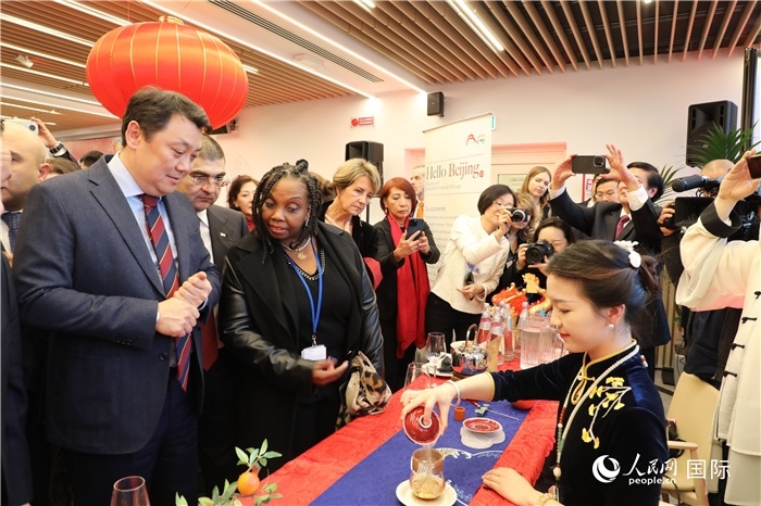 到訪嘉賓欣賞中國茶藝并品茶。 