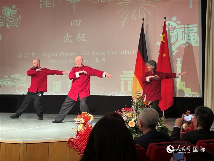 太極，表演者：Ingolf Peters、Gerlinde Gundlach、Markus Stüber