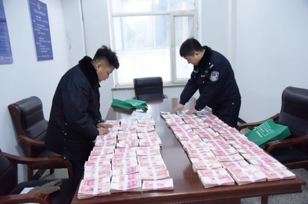 民警清點涉案資金。磐石市公安局供圖