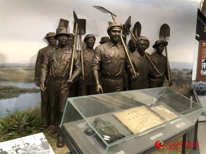 紀(jì)念園中展覽的筑路場(chǎng)景 。人民網(wǎng)記者 黃培昭攝