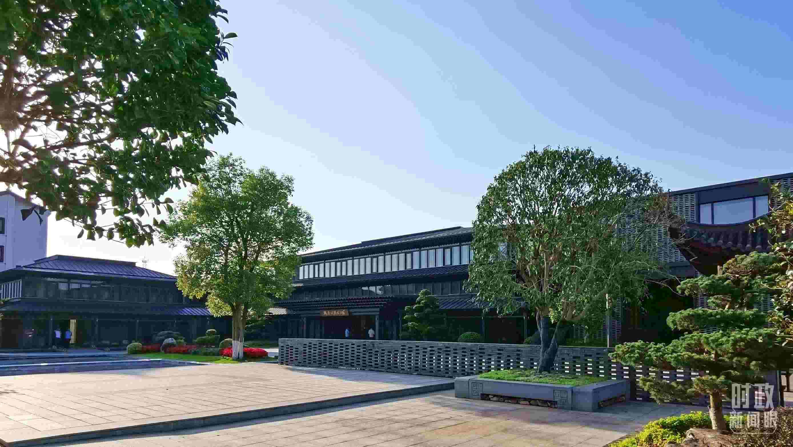 △楓橋經(jīng)驗陳列館。2023年9月，習(xí)近平來到這里考察，強調(diào)要發(fā)展好新時代“楓橋經(jīng)驗”。（總臺央視記者陳漢章拍攝）