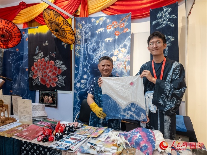 活動(dòng)現(xiàn)場(chǎng)的扎染展示。人民網(wǎng)記者 謝佳君攝