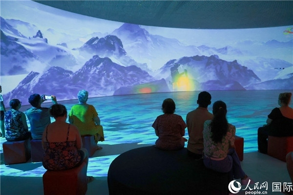 巴西民眾在活動現(xiàn)場觀賞“走進中國：沉浸式體驗展”。人民網(wǎng)記者 陳海琪攝