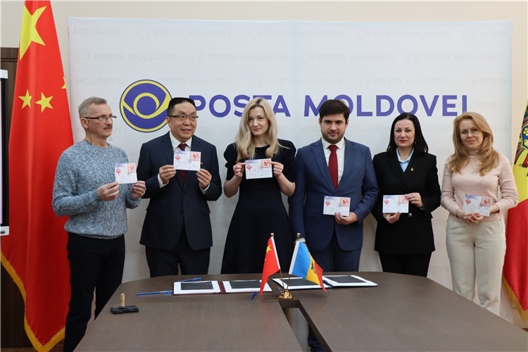 摩爾多瓦首發(fā)龍年生肖郵票。中國駐摩爾多瓦大使館供圖