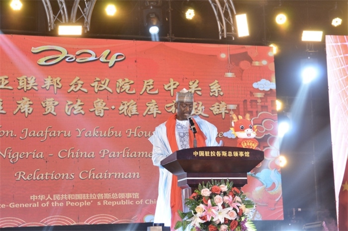 尼日利亞聯(lián)邦眾議院尼中關(guān)系委員會主席賈法魯致辭（駐拉各斯總領(lǐng)館供圖）