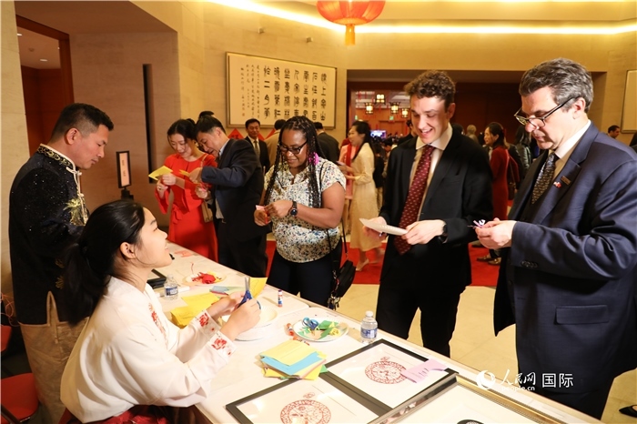 圖為美國(guó)民眾體驗(yàn)中國(guó)春節(jié)民俗。人民網(wǎng)記者 李志偉攝