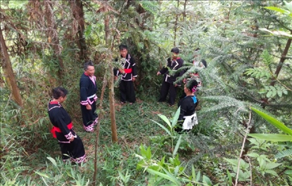 “瑤老”人民調(diào)解員翻山越嶺開展現(xiàn)場(chǎng)調(diào)解。