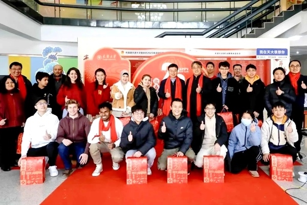 天津大學(xué)同學(xué)們收到新春大禮包。校方供圖