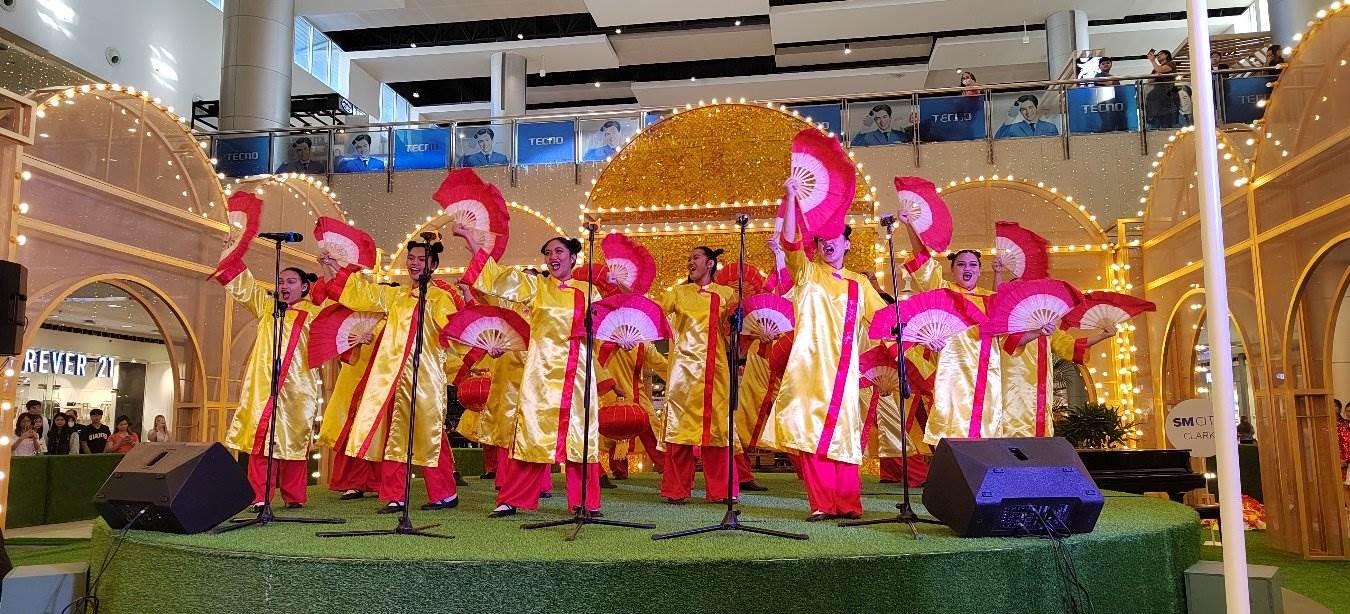 開(kāi)幕式上活力四射的文藝節(jié)目引得觀眾陣陣喝彩。紅溪禮示大學(xué)孔子學(xué)院 供圖