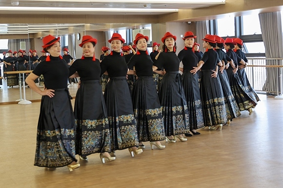 廈門(mén)思明區(qū)老年大學(xué)老年模特班正在上課。