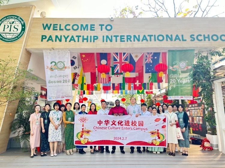 駐老撾使館政治處主任杜長(zhǎng)青與白云碧國(guó)際學(xué)校校方、參會(huì)志愿者教師合影。活動(dòng)主辦方供圖