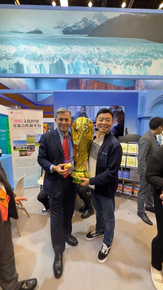 2022年，馬克西米與同事在上海。圖片由受訪者提供