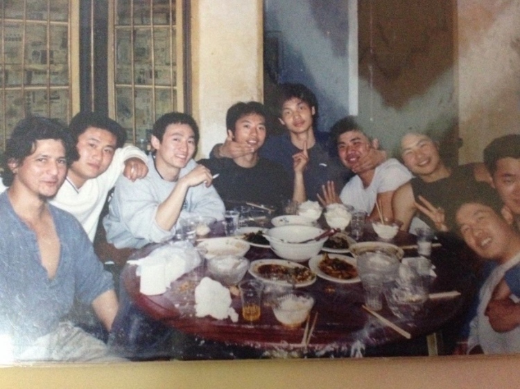 2007 年，卡洛斯·卡斯蒂略（左一）和他的中國(guó)朋友在武漢慶祝春節(jié)。圖片由受訪者提供