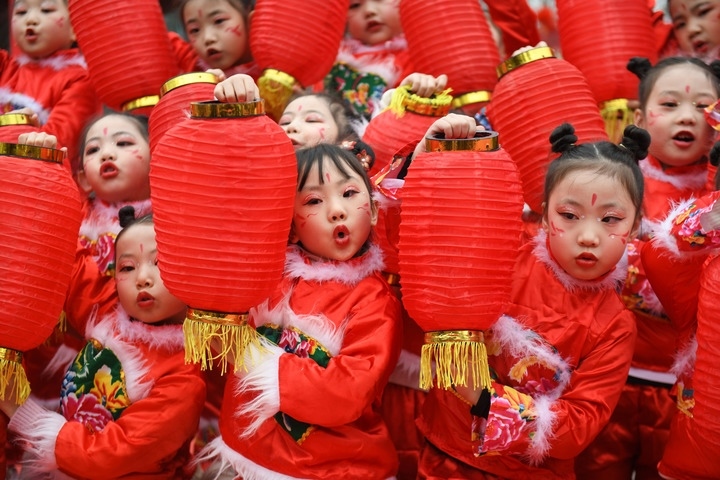 1月18日，四川省閬中市閬中古城，民間藝人和文藝工作者在表演節(jié)目歡度臘八節(jié)，喜迎農(nóng)歷新年。這是參演的小朋友在表演。新華社發(fā)（王玉貴 攝）