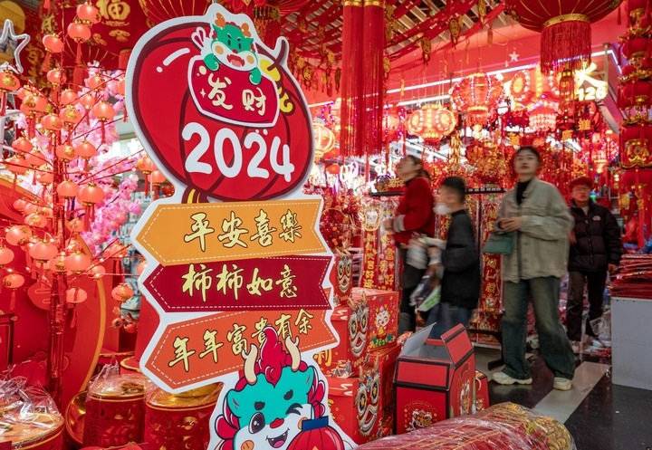 1月11日，顧客在昆明新螺螄灣國(guó)際商貿(mào)城選購(gòu)節(jié)日飾品。新華社記者 陳欣波 攝