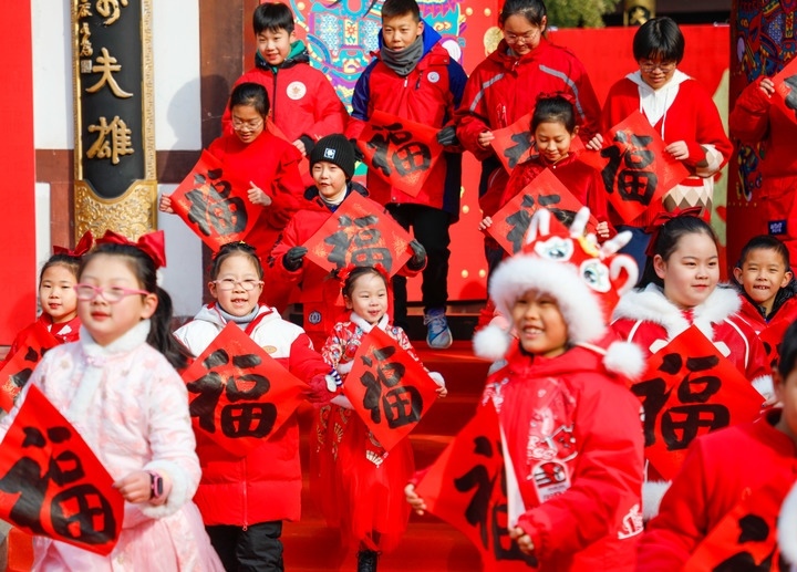 2月2日，小朋友在濟(jì)南五龍?zhí)毒皡^(qū)參加送福字活動(dòng)。新華社發(fā)（徐舟攝）