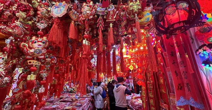 1月19日，市民在北京一商場(chǎng)內(nèi)選購(gòu)春節(jié)裝飾品。新華社記者李欣攝
