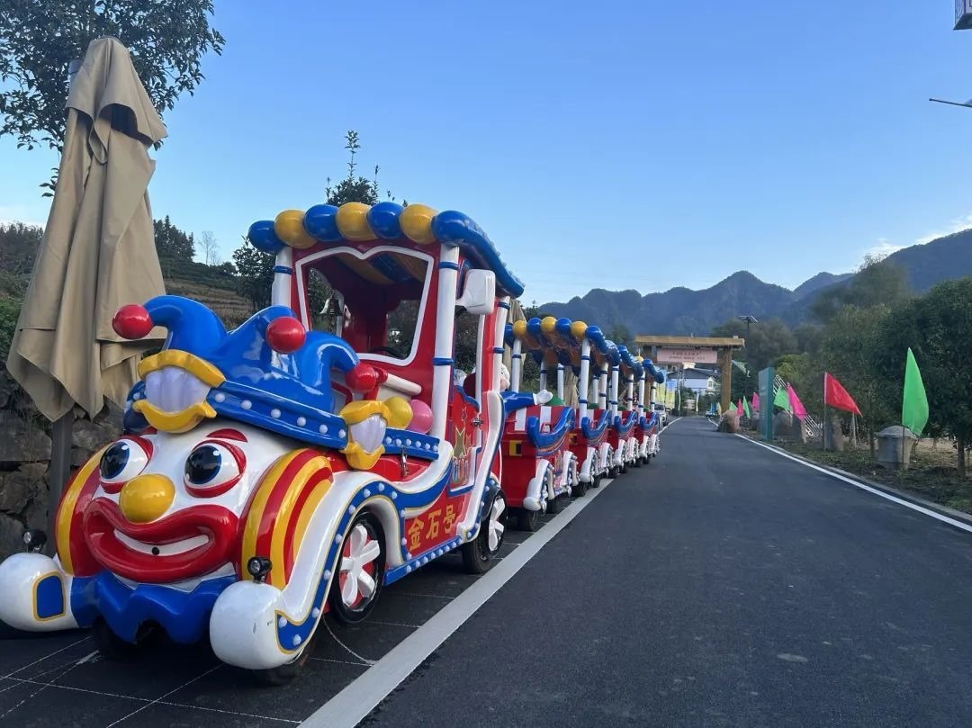 2023年10月，金石村集體出資購買了兩輛無軌觀光小火車。紫陽縣融媒體中心供圖