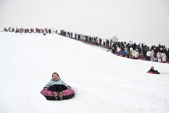 圖為1月18日，市民在內(nèi)蒙古賽馬場(chǎng)滑雪圈。新華社記者 貝赫 攝
