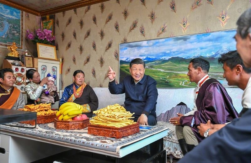 △2021年6月8日，習(xí)近平總書記在青海海北藏族自治州剛察縣果洛藏貢麻村，同藏族牧民索南才讓一家人圍坐在客廳聊家常。