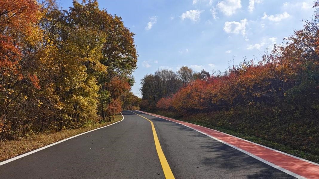 九臺區(qū)圍繞紅色文化、冰雪資源、特色民宿，進一步完善道路功能。九臺區(qū)委宣傳部供圖