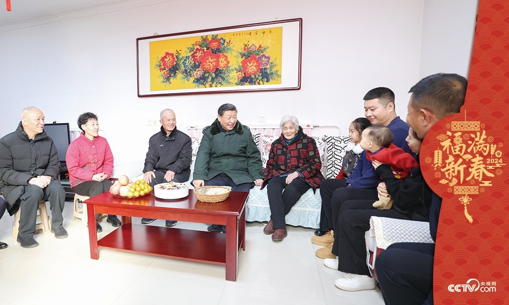 2024年2月1日，習近平總書記在天津市西青區(qū)辛口鎮(zhèn)第六埠村考察時，同村民杜洪剛一家人親切拉家常。