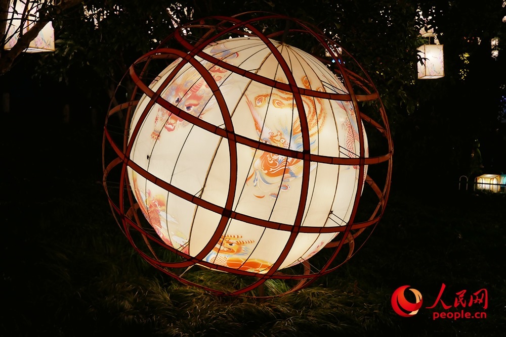 白鷺洲公園展出的燈彩作品。人民網(wǎng)記者 韋衍行攝