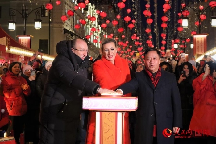 張漢暉、扎哈羅娃、科茲洛夫（從右至左）共同按下活動啟動按鈕。于子恒攝